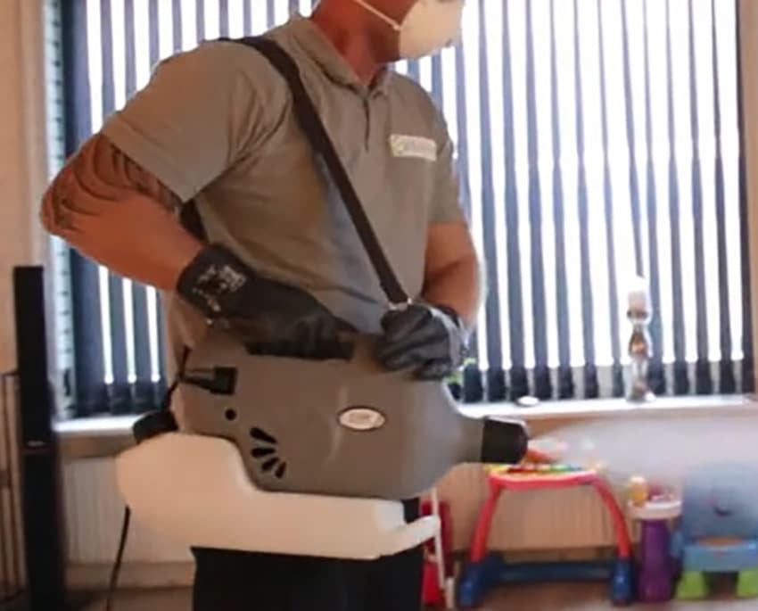 Ved en koldtåge-behandling benyttes et lille tågeapparat til at sprede et desinfektionsmiddel som en dis for at fjerne restsporer fra skimmelsvamp