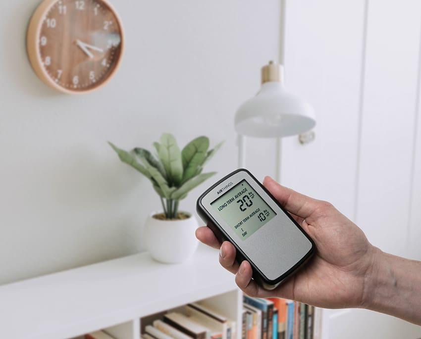 Elektroniske radonmålere er generelt yderst nemme at tage i brug og betjene. Oftest kan du også nemt selv aflæse det målte radonniveau direkte på måleapparatet