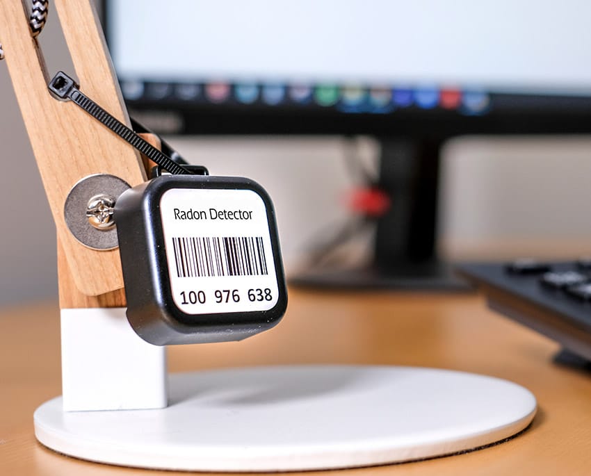 Måleboksene, der er blandt de mest præcise på markedet, er små “beholdere” lavet af elektrisk ledende plast. Inde i hver måleboks er der et stykke strålingsfølsomt plast