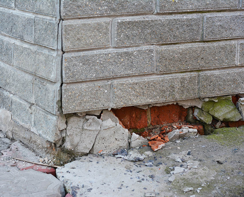 Sætningsskader er dybe, gennemgående revner i fundament, gulve og murværk