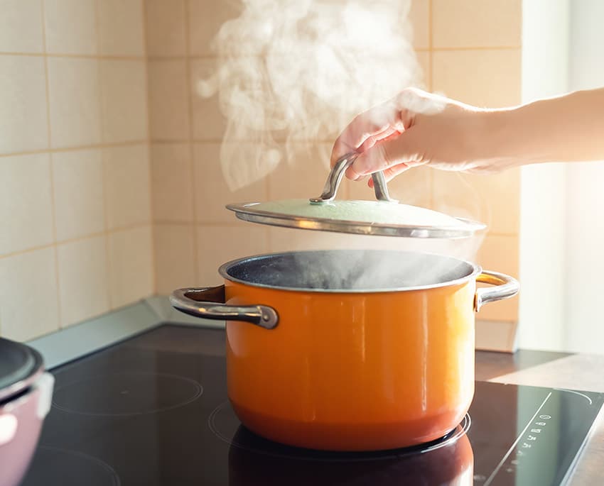 Des varmere luft er, des mere vanddamp (fugt) kan den samme mængde luft rumme, inden fugten bliver afsat til omgivelserne