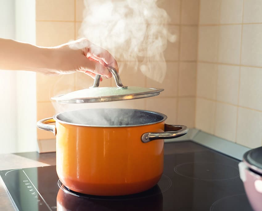 Man kan med fordel have låg på gryder, der koger. Låget sørger for at holde på vanddampen, så den ikke kommer ud i indeluften