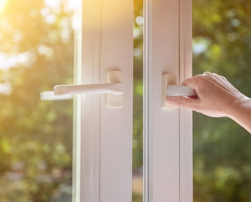 Ofte er det ikke så meget, der skal til for at sikre et godt indeklima. F.eks. ved de fleste, at der bør luftes ud med gennemtræk mindst tre gange dagligt