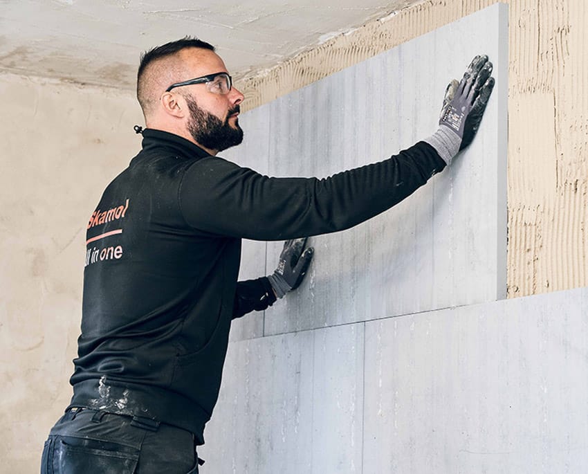SkamoWall opsættes indendørs på ydervægge og fungerer som indvendig isolering. SkamoWall kan håndtere fugt og bekæmpe skimmel, hvilket gør systemet enestående til at skabe et bedre indeklima