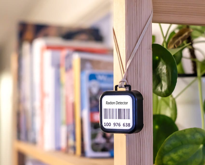 De små radon målebokse, der ikke fylder meget, kan placeres på f.eks. en reol eller hænges på en væg