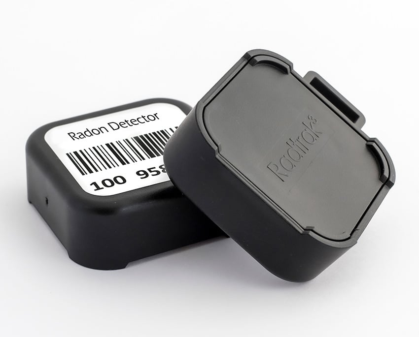 Radonmålinger med dosimeter skal gøres på den korrekte måde, så du får det mest nøjagtige billede af radonniveauet. Det betyder at du altid bør måle med mindst to radon-målebokse, der er placeret på forskellige målesteder