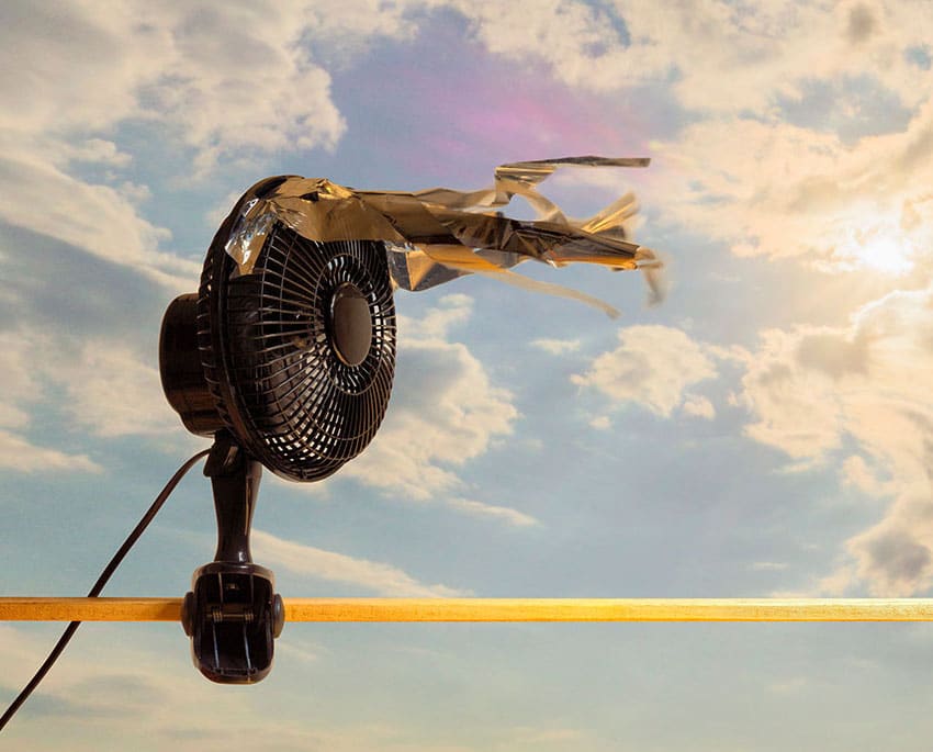 En lille ventilator, som puster frisk luft ind, er en både god og billig løsning, der kan reducere eventuelt undertryk. Når undertryk i en bygning reduceres, suges der også mindre radon ind fra undergrunden