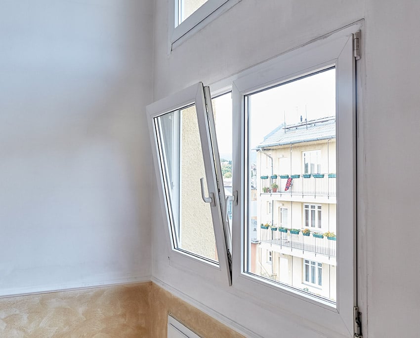 Hvis du laver gennemtræk i din bolig, ved at åbne vinduer i hver sin side af boligen, er det vindkræfter og trykforskelle, der sørger for udskiftning af luften i boligen