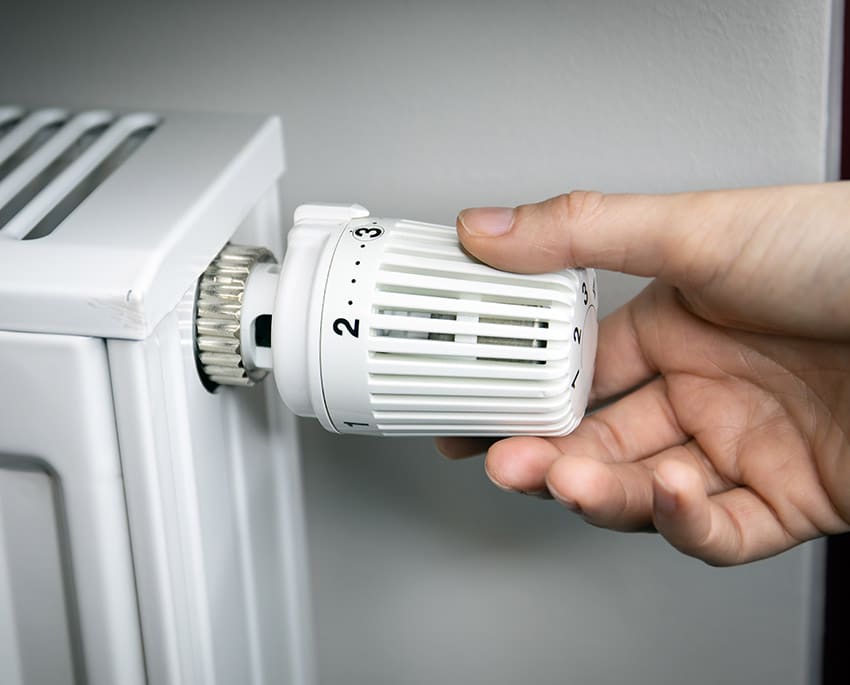 Mekanisk ventilation er ikke afhængig af vind og vejr, og med varmegenvinding spildes der heller ikke varme i forbindelse med ventilationen.