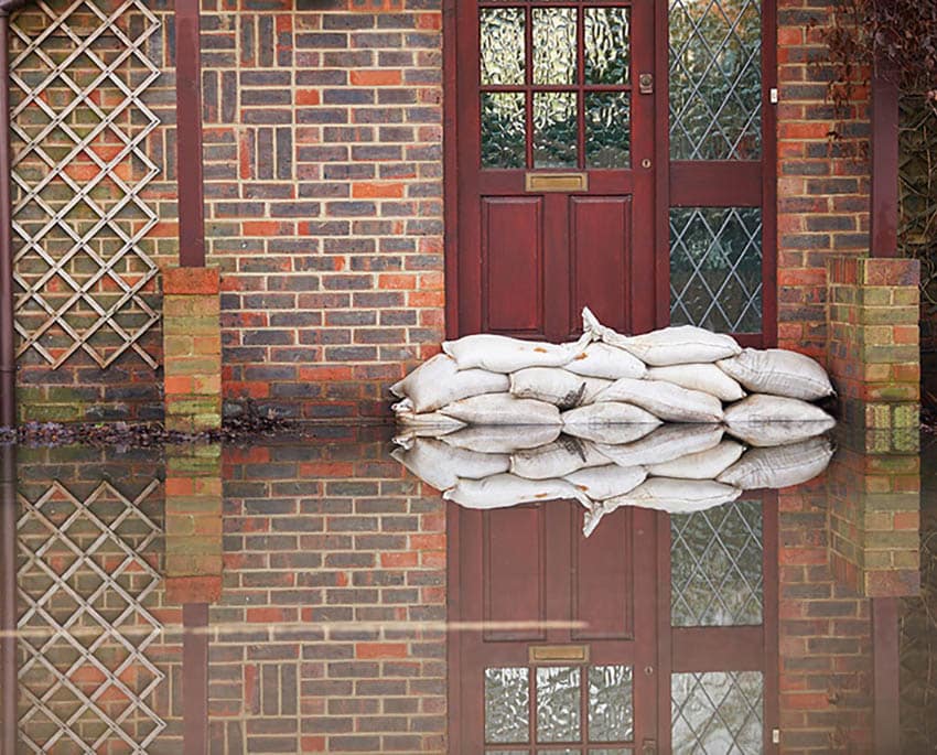 Stormskader medfører ofte øget fugtniveau, ligesom oversvømmelse kan være en følgevirkning. Og hvis vand trænger ind, eller fugtniveauet bliver for højt, kan dette udvikle sig til skimmelsvamp