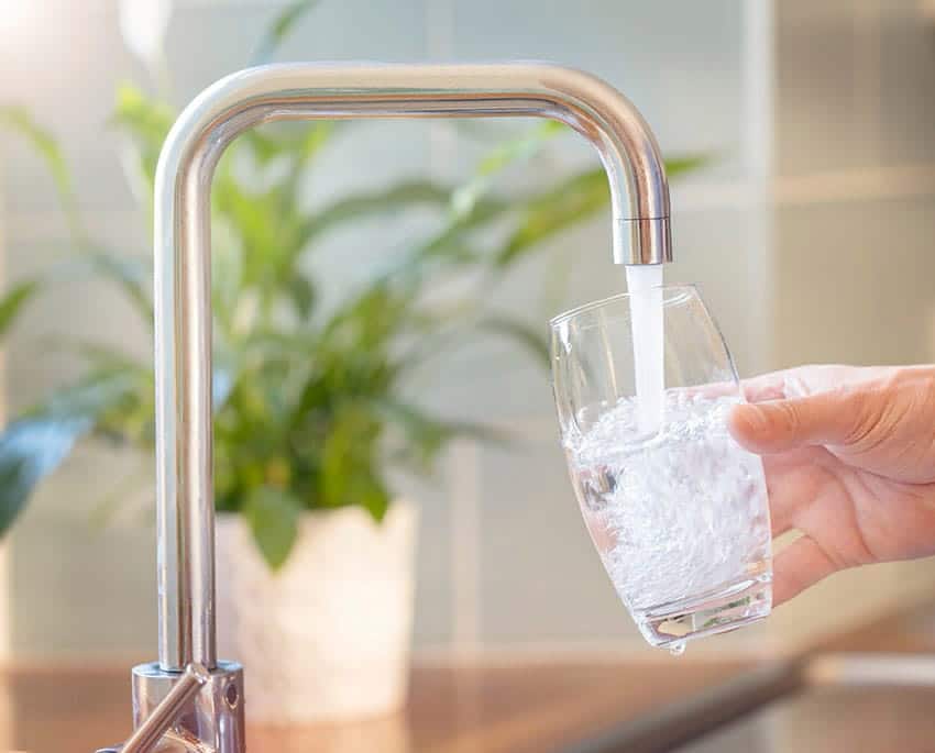 I verden omkring os vrimler det med bakterier. Et gram jord kan således have op til 40 millioner bakterier, mens der er omkring en million bakterier i blot én milliliter ferskvand