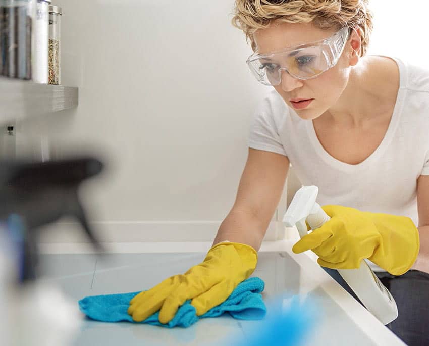 De fleste bakterier, herunder de oftest forekommende patogene bakterier, kan kommes til livs ved kogning/skoldning. Det er dog ikke altid praktisk muligt. Her kan bakteriedræbende desinficeringsmidler til gengæld hjælpe