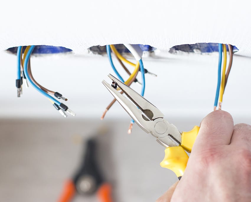 Skal ledningen føres inde i f.eks. væggen, skal det udføres af en autoriseret elektriker