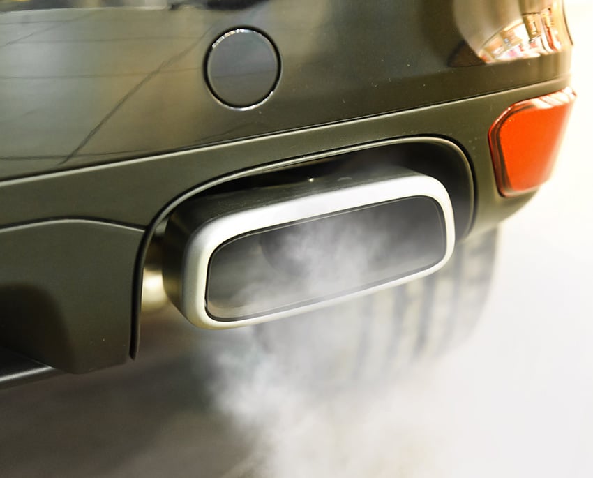 I garagen bør ventilation placeres tæt på gulvet, da mange gasser – f.eks. biludstødning – er tungere end luft og ophober sig ved jorden