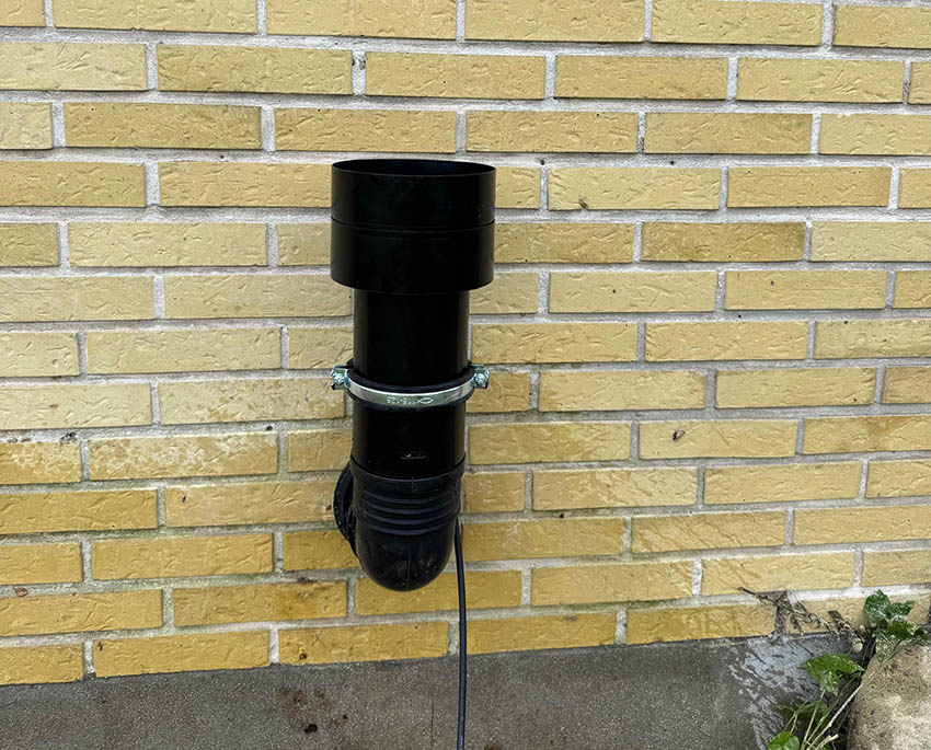 Vi kan tilbyde et danskudviklet radonsug. Radonsuget monteres udelukkende udefra med et forholdsvis lille indgreb i konstruktionen. Ligeledes er den udvendige, synlige del meget diskret