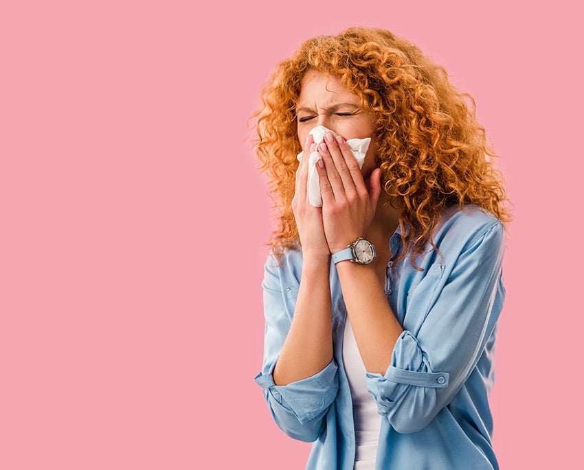 Løbende næse, nysen, kløende øjne og hududslæt er typiske tegn på en allergisk reaktion over for skimmelsvamp