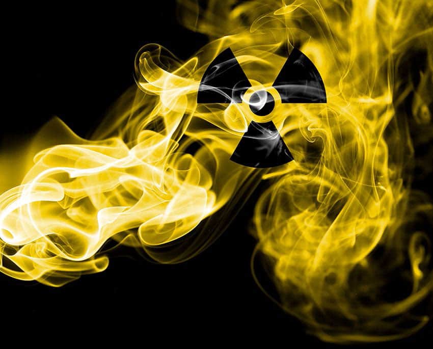 Radon trænger primært ind i bygninger fra jorden gennem revner og utætheder i fundamentet. Når radon indåndes, afgiver gassen radioaktiv stråling i lungerne