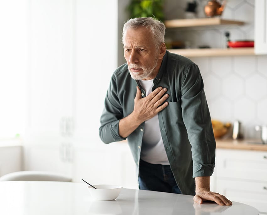 Smerter eller trykken i brystet er et alvorligt symptom, som altid bør tages alvorligt