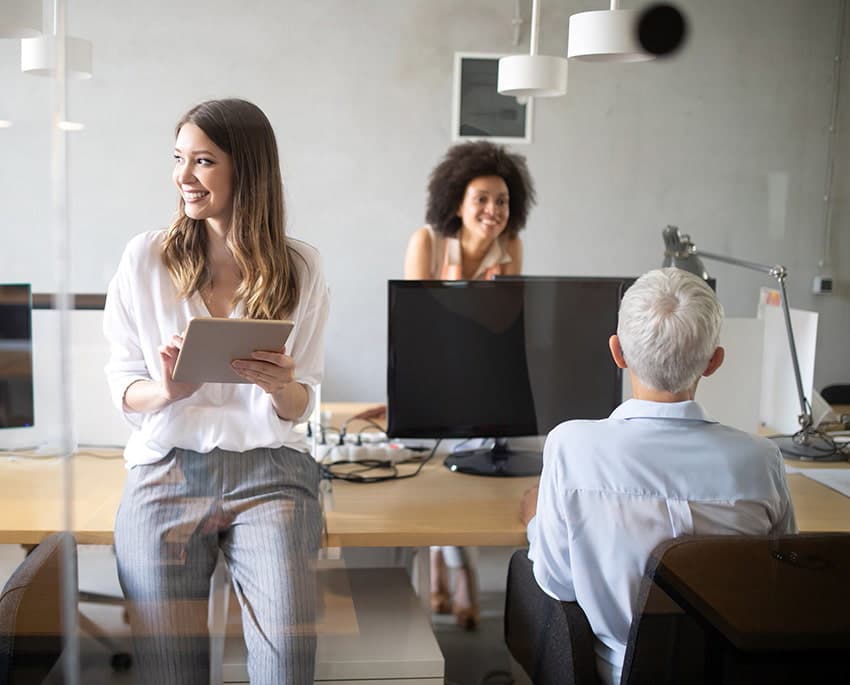 På arbejdspladser er det arbejdsgiveren, der har ansvaret for, at medarbejdere ikke udsættes for sundhedsskadelige niveauer af radon
