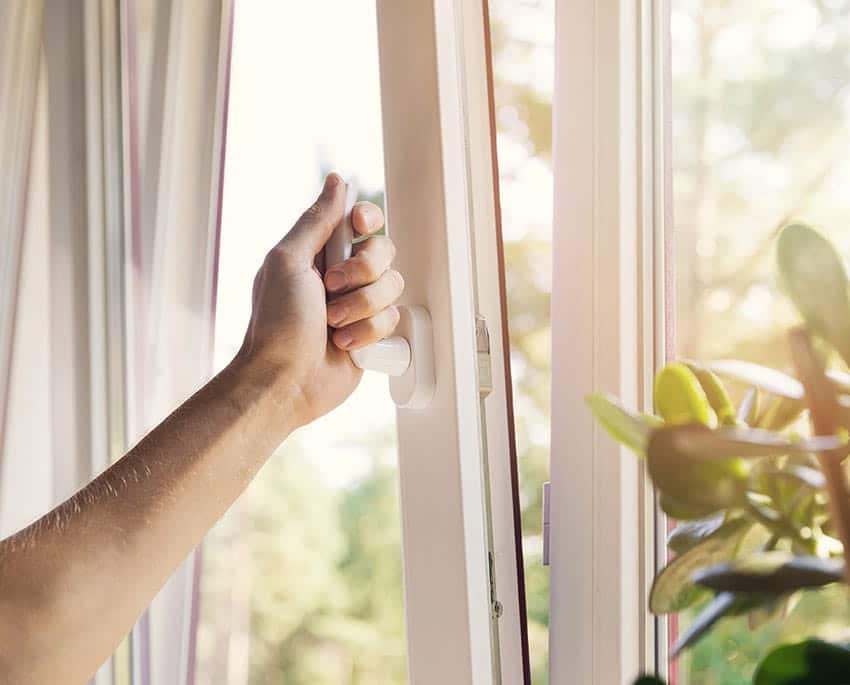 God ventilation er afgørende for at begrænse radon i indeluften. Ved kontinuerligt at tilføre frisk udeluft og samtidig fjerne forurenet indeluft mindskes risikoen for, at radon ophobes i boligen